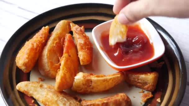 Het eten van Lekker vers gemaakte loon aardappel chips — Stockvideo