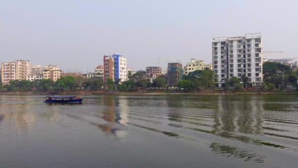 Finanční a obytné budovy ve městě dhaka v Bangladéši na břehu řeky — Stock video