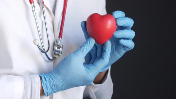 Γιατρός χέρι με την καρδιά κοντά — Αρχείο Βίντεο