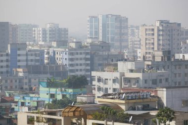 Güneşli bir günde Dhaka şehrinin konut ve finans binalarının yüksek açılı manzarası 