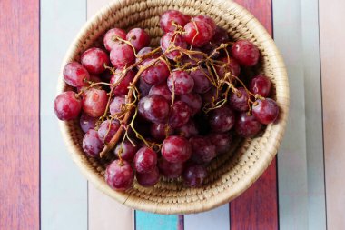 Bir kasede taze üzüm meyvesi ,