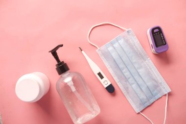 Cerrahi maskeler, termometre ve el dezenfektanı. 