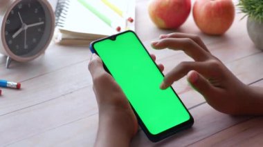 çocuk eli akıllı telefon ekranını işaret ediyor.