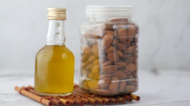 Ahşap zemin üzerinde şişedeki badem yağı. 