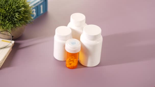 Ручной выбор медицинского контейнера таблетки на столе — стоковое видео
