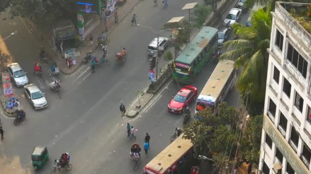 Dhaka bangladesh 24 - го може 2021 р. .люди і рух трафіку в переповненому — стокове відео