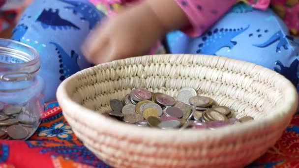 Barn flicka som håller burk med mynt närbild — Stockvideo