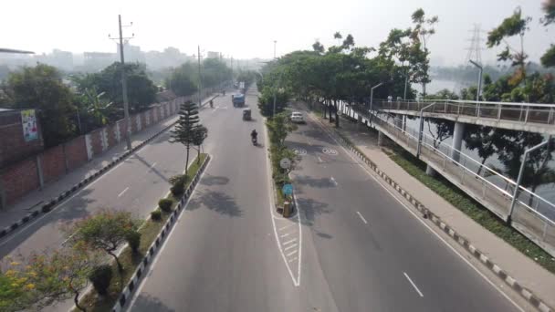 Dhaka bangladesh 24 maj 2021, trafik på en trafikerad väg i Hatir Jheel — Stockvideo