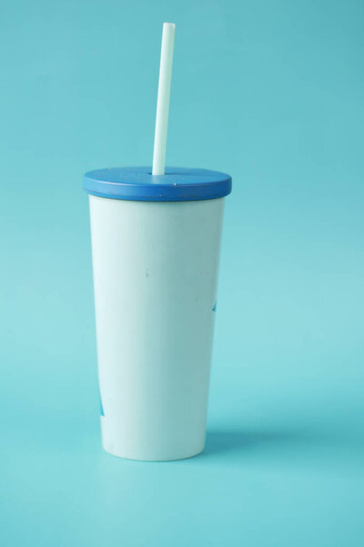 многоразовая чашка эко кофе на столе с копировальным местом.