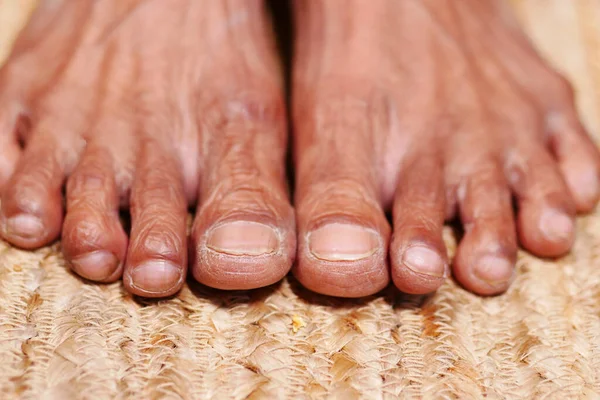 Κορυφαία άποψη των ηλικιωμένων γυναικών πόδια στο πάτωμα, — Φωτογραφία Αρχείου