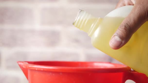 Limpieza del suelo desinfectar botella sobre fondo amarillo — Vídeos de Stock