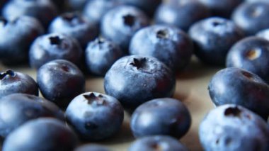 Taze bir böğürtlen topla. 