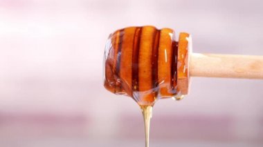 Kaşıktan taze bal dökülüyor. 