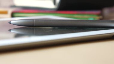  dijital tablet ve tablo üzerinde grafik 