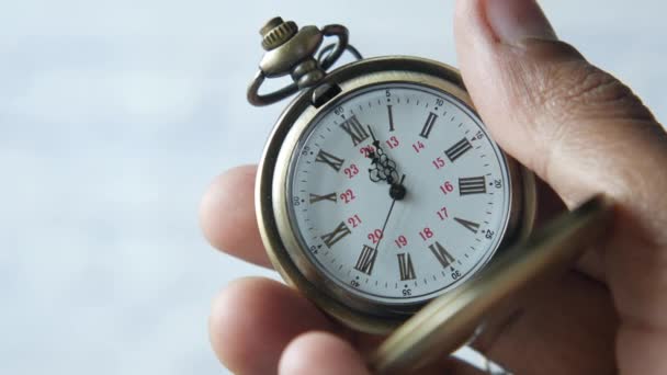 Segurando velho relógio vintage de perto — Vídeo de Stock