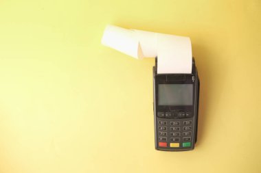 POS makinesi ve mavi üzerine uzun rulo kağıt .