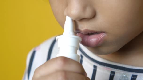 Gros plan de l'enfant malade utilisant pulvérisation de médicament nasal — Video