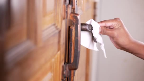 Maçaneta da porta de limpeza com papel tissue — Vídeo de Stock