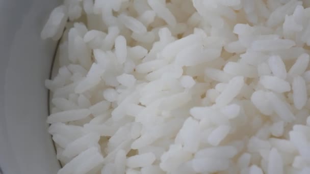 Gekochter Reis in einer Schüssel auf dem Tisch, Nahaufnahme, — Stockvideo