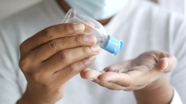 Männer mit Gesichtsmaske Verwendung von Desinfektionsmittel Flüssigkeit zur Verhinderung von Coronavirus — Stockvideo