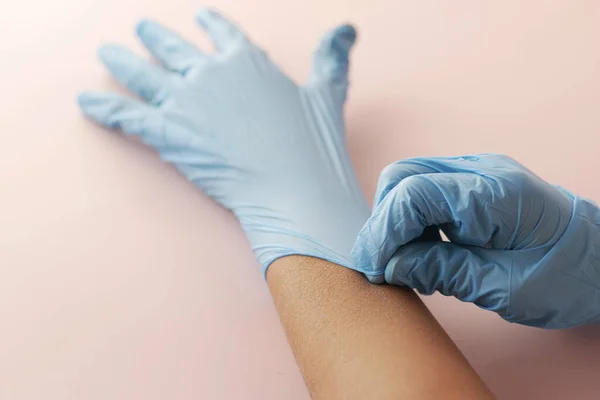 Man dokter draagt medische handschoenen, close up — Stockfoto