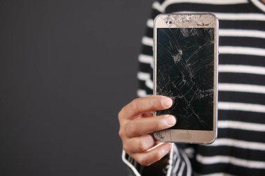 Kırık akıllı telefonu tutan adama yakın dur..