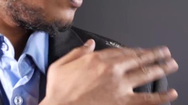 Kepekli adamlar paltosunda 