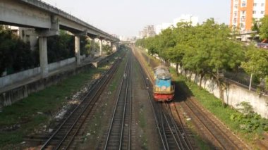 dhaka bangladeş 23 Kasım 2021 tren platformu Khilgao bölgesinde gün batımında 