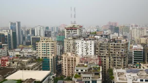 Hög vinkel syn på dhaka stad bostäder och finansiella byggnader på solig dag — Stockvideo