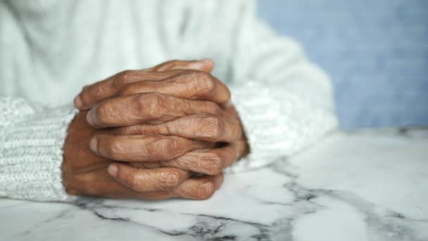 Een nerveuze oudere vrouw hand op tafel — Stockvideo