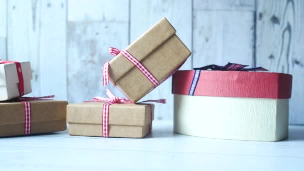 Primo piano della confezione regalo fatta in casa sul tavolo — Video Stock