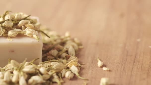 Domácí přírodní mýdlo bar a jasmín květina na stole — Stock video