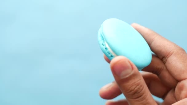 Close-up de segurando macaroon cor azul — Vídeo de Stock