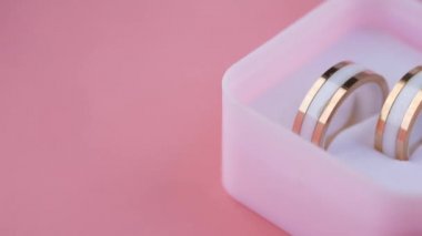 Alyansı pembe arka planda bir kutuda kapat. 