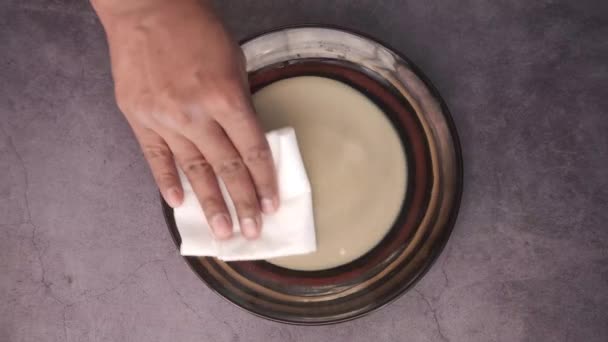 Крупный план молодого человека, протирающего тарелку тканью — стоковое видео
