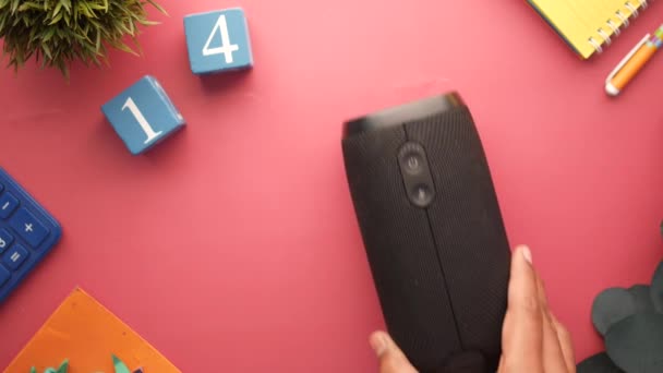 Menyalakan daya pada speaker nirkabel pada latar belakang merah — Stok Video