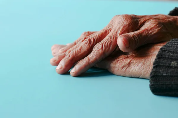 Närbild av händerna på en äldre person — Stockfoto