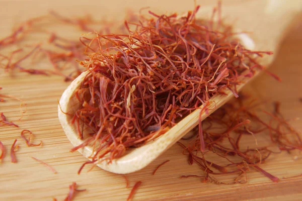 Saffron Spice na czerwonym tle zbliżenie — Zdjęcie stockowe