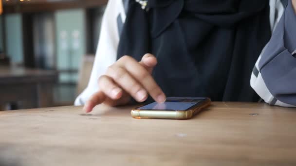 Närbild av kvinnor hand hålla smart telefon — Stockvideo