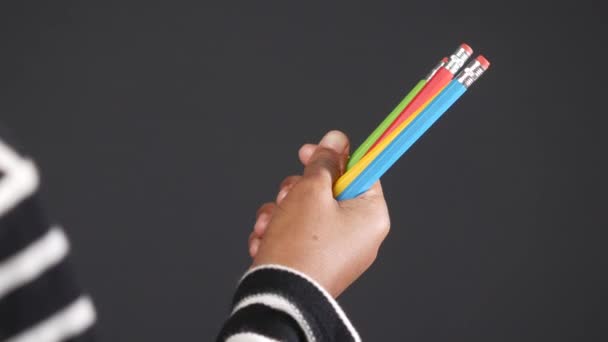 Çocuk elinde bir sürü renkli kalem tutuyor. — Stok video