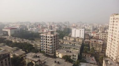 Güneşli bir günde Dhaka şehrinin konut ve finans binalarının yüksek açılı manzarası 