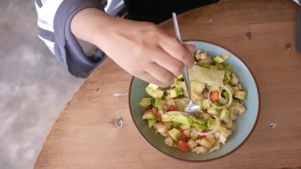 Mujeres jóvenes comiendo ensalada de aguacate — Vídeos de Stock