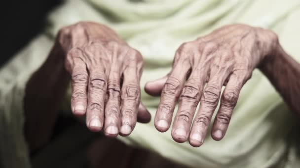 Крупним планом руки літньої людини — стокове відео