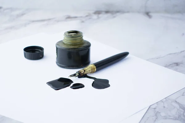 Encre, papier vide et stylo plume sur la table — Photo