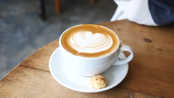 Egy csésze késői kávé szív alakú kialakítással a kávézó tetején — Stock videók
