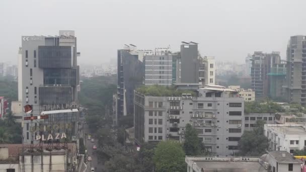 Vysoký úhel pohledu na obytné a finanční budovy města dhaka za slunečného dne — Stock video