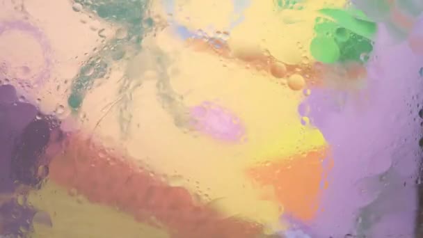 Mozgó buborékok keveréke olaj, víz és színek — Stock videók