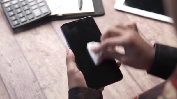 Задний вид для очистки дисплея мобильного телефона для предотвращения вируса — стоковое видео