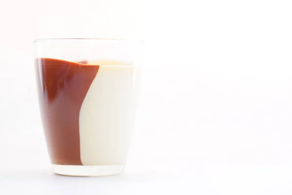 Tepung coklat dalam wadah yang diisolasi dengan warna putih — Stok Foto