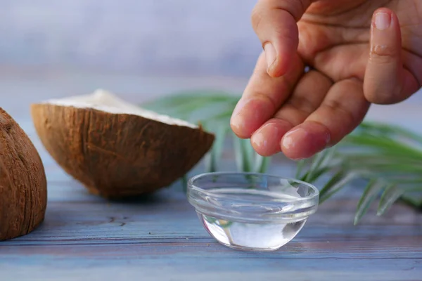 Mujeres que usan aceite de coco en la mesa — Foto de Stock